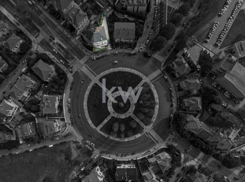 Moradia na Foz com três pisos, três frentes, vistas desafogadas, construção Ferreira dos Santos. 