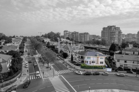 Moradia na Foz com três pisos, três frentes, vistas desafogadas, construção Ferreira dos Santos. 