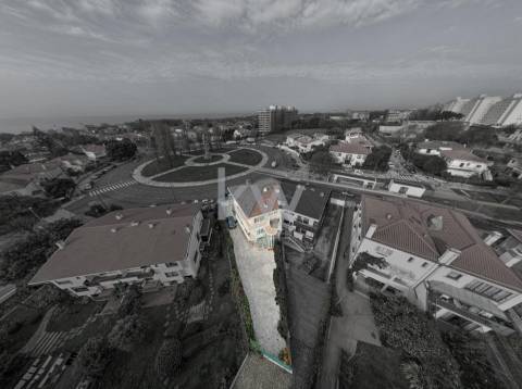 Moradia na Foz com três pisos, três frentes, vistas desafogadas, construção Ferreira dos Santos. 