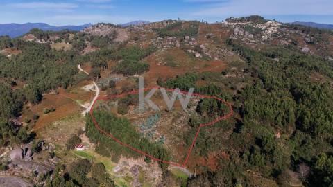 Terreno com viabilidade construtiva próximo do Gerês