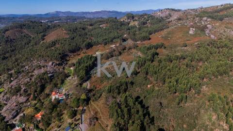 Terreno com viabilidade construtiva próximo do Gerês