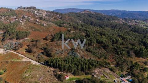 Terreno com viabilidade construtiva próximo do Gerês