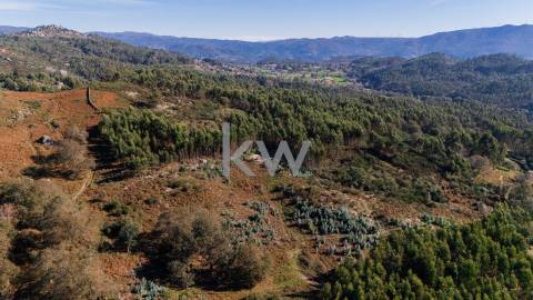Terreno com viabilidade construtiva próximo do Gerês