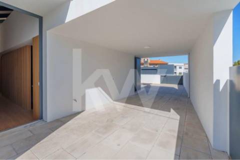 FANTÁSTICA MORADIA NOVA COM 3 SUITES EM OLIVEIRA DE AZEMÉIS