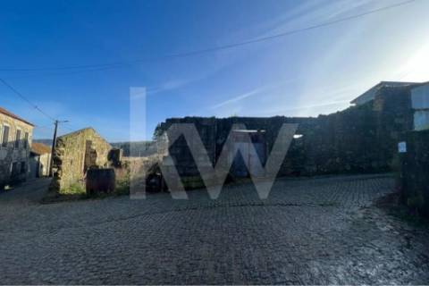 Moradia para restauro num lote de 1080 m2 em Vairão, Vila do Conde