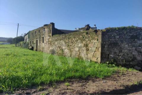 Moradia para restauro num lote de 1080 m2 em Vairão, Vila do Conde