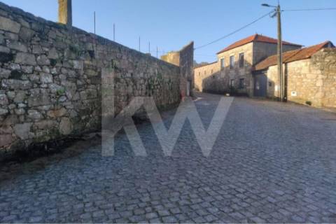 Moradia para restauro num lote de 1080 m2 em Vairão, Vila do Conde