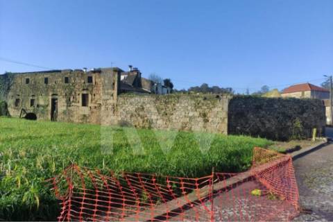 Moradia para restauro num lote de 1080 m2 em Vairão, Vila do Conde