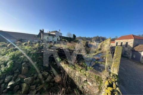Moradia para restauro num lote de 1080 m2 em Vairão, Vila do Conde