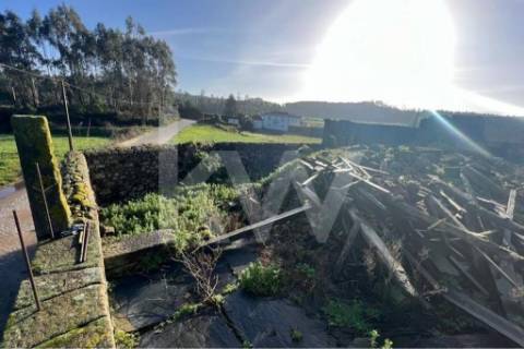 Moradia para restauro num lote de 1080 m2 em Vairão, Vila do Conde