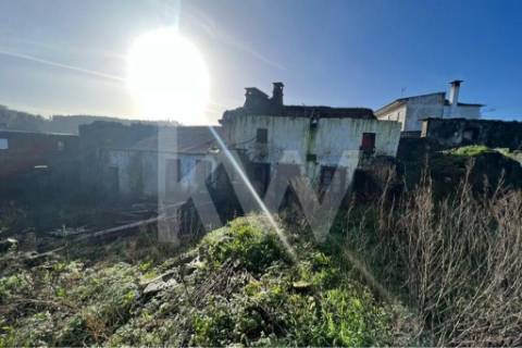 Moradia para restauro num lote de 1080 m2 em Vairão, Vila do Conde