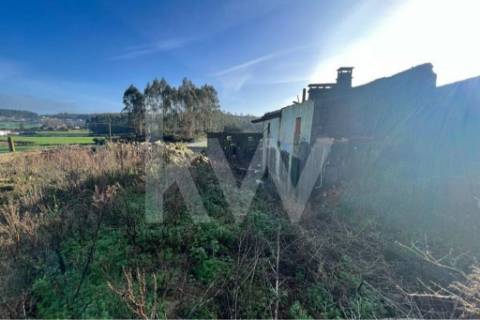 Moradia para restauro num lote de 1080 m2 em Vairão, Vila do Conde