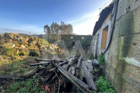 Moradia para restauro num lote de 1080 m2 em Vairão, Vila do Conde