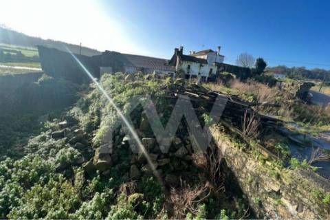 Moradia para restauro num lote de 1080 m2 em Vairão, Vila do Conde