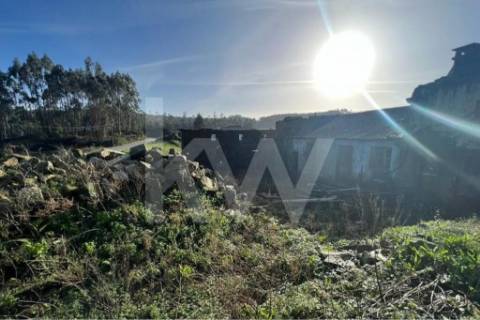Moradia para restauro num lote de 1080 m2 em Vairão, Vila do Conde