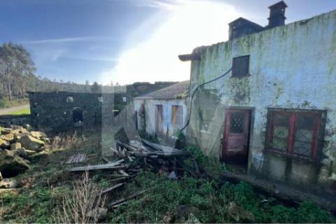 Moradia para restauro num lote de 1080 m2 em Vairão, Vila do Conde