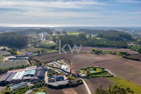 Moradia para restauro num lote de 1080 m2 em Vairão, Vila do Conde