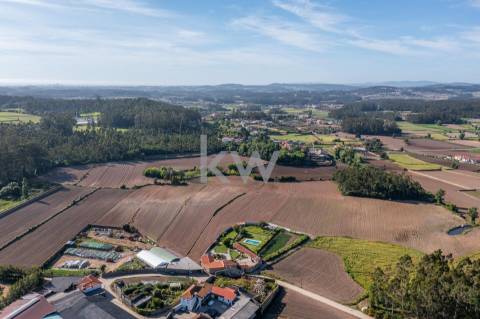 Moradia para restauro num lote de 1080 m2 em Vairão, Vila do Conde