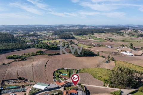 Moradia para restauro num lote de 1080 m2 em Vairão, Vila do Conde