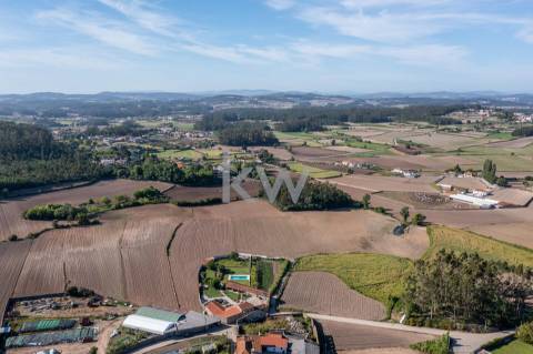 Moradia para restauro num lote de 1080 m2 em Vairão, Vila do Conde