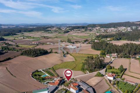 Moradia para restauro num lote de 1080 m2 em Vairão, Vila do Conde