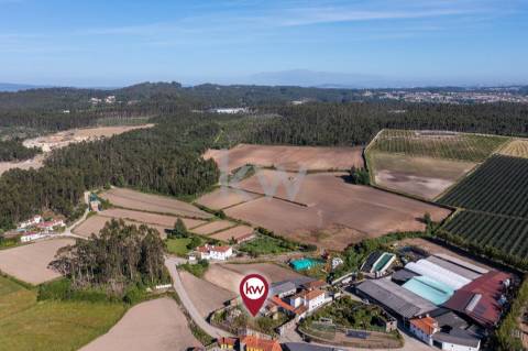 Moradia para restauro num lote de 1080 m2 em Vairão, Vila do Conde