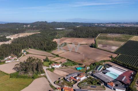 Moradia para restauro num lote de 1080 m2 em Vairão, Vila do Conde