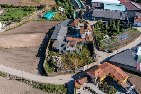 Moradia para restauro num lote de 1080 m2 em Vairão, Vila do Conde