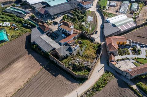 Moradia para restauro num lote de 1080 m2 em Vairão, Vila do Conde