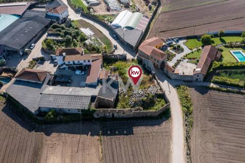 Moradia para restauro num lote de 1080 m2 em Vairão, Vila do Conde