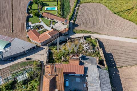 Moradia para restauro num lote de 1080 m2 em Vairão, Vila do Conde