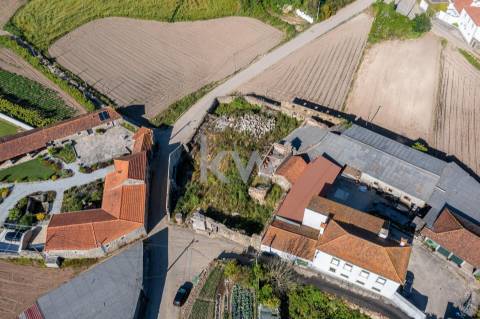 Moradia para restauro num lote de 1080 m2 em Vairão, Vila do Conde
