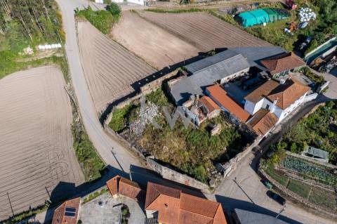 Moradia para restauro num lote de 1080 m2 em Vairão, Vila do Conde