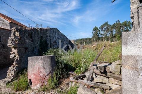 Moradia para restauro num lote de 1080 m2 em Vairão, Vila do Conde