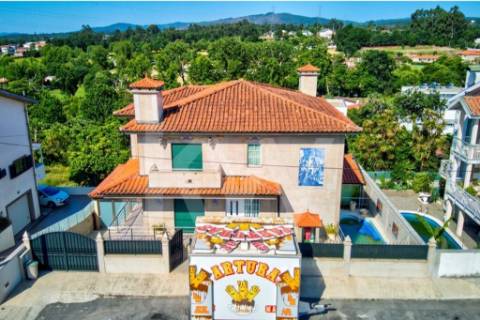 Moradia com acabamentos de luxo e piscina em Vila Verde