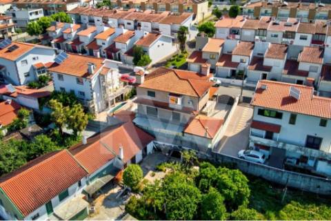 Moradia com acabamentos de luxo e piscina em Vila Verde