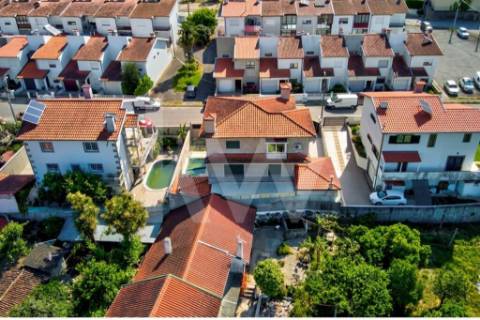 Moradia com acabamentos de luxo e piscina em Vila Verde