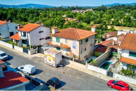 Moradia com acabamentos de luxo e piscina em Vila Verde