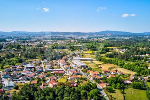 Moradia com acabamentos de luxo e piscina em Vila Verde