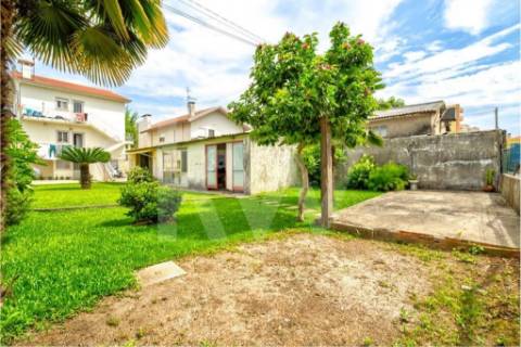 Moradia Bi-Familiar em Calendário