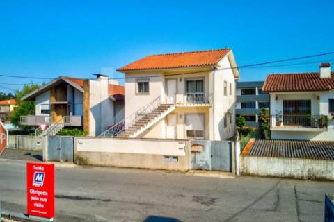 Moradia Bi-Familiar em Calendário