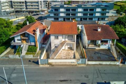 Moradia Bi-Familiar em Calendário