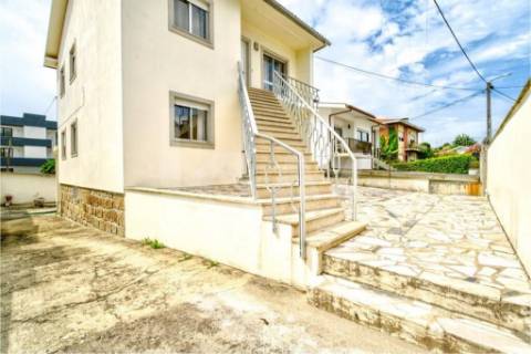 Moradia Bi-Familiar em Calendário