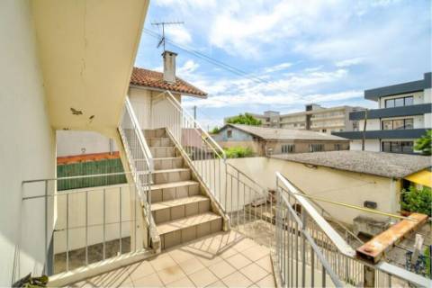 Moradia Bi-Familiar em Calendário