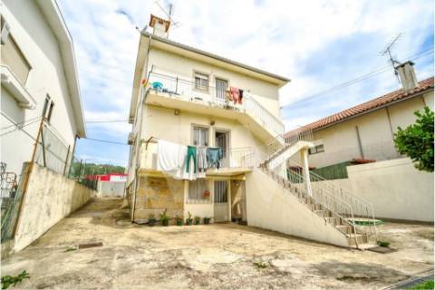 Moradia Bi-Familiar em Calendário