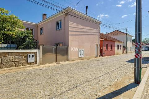 Moradia individual com Piscina terreno de 2661 m2 em Aveleda, Vila do Conde