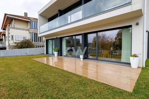 Moradia T4 Independente - Contemporânea, na encosta de Valbom, Gondomar