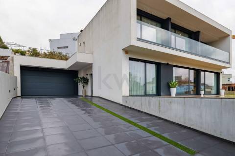 Moradia T4 Independente - Contemporânea, na encosta de Valbom, Gondomar