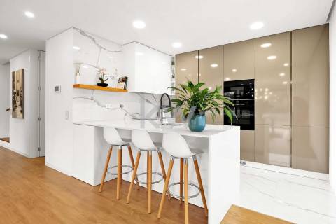 Moradia T4 Independente - Contemporânea, na encosta de Valbom, Gondomar