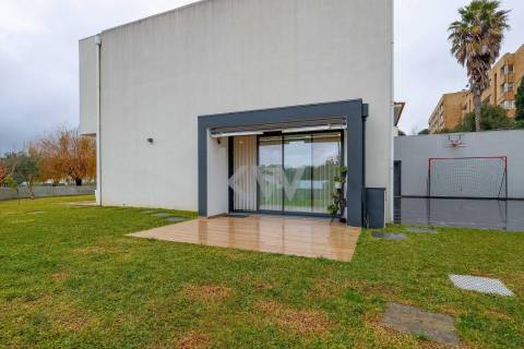 Moradia T4 Independente - Contemporânea, na encosta de Valbom, Gondomar